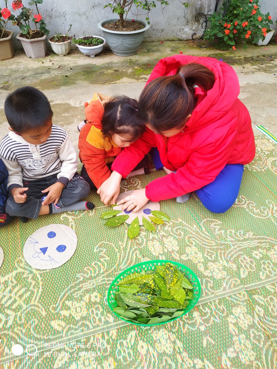 HOẠT ĐỘNG TRẢI NGHIỆM “SÁNG TẠO LÁ CÂY”